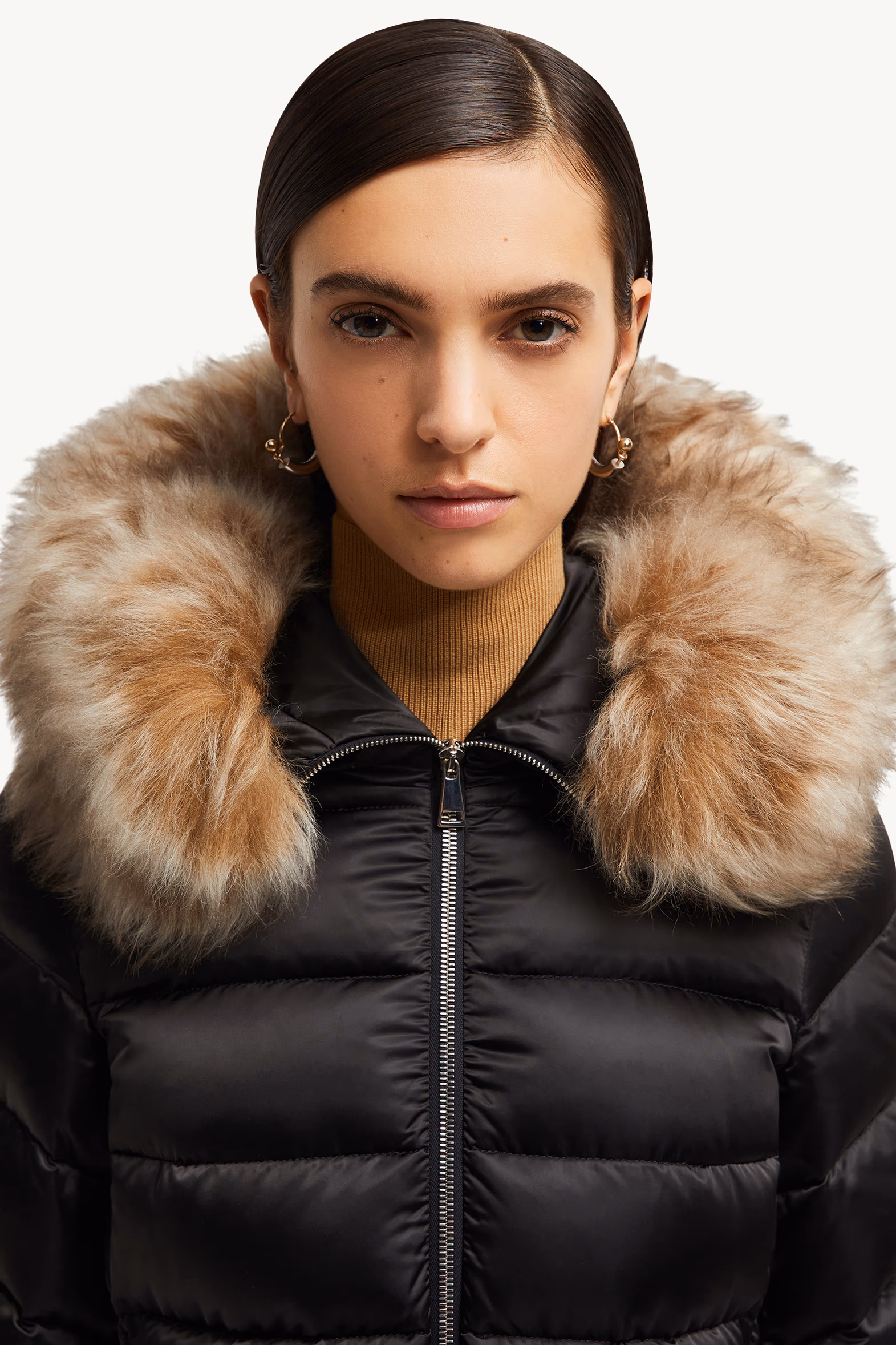 Plumífero largo con capucha de y ribete de lana de oveja joven Leersie Mujer Negro & Beige Moncler 4